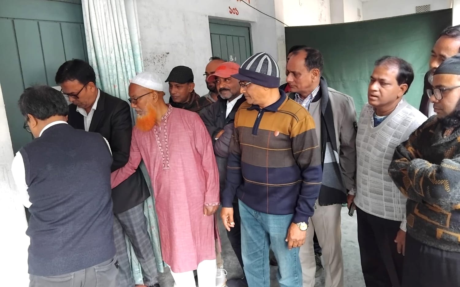 চাটমোহর মহিলা কলেজের অধ্যক্ষের কক্ষে তালা ঝোলালেন শিক্ষকরা